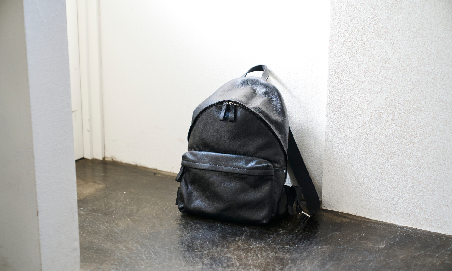 洗練された大人のためのレザーバックパック、「LINO（リノ）」