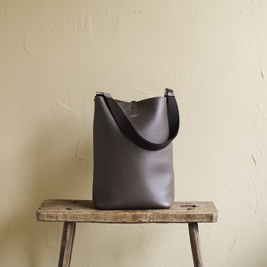 静かな余白と品格を添える、大人のワンハンドルバッグ「ETTORE（エットレ）」